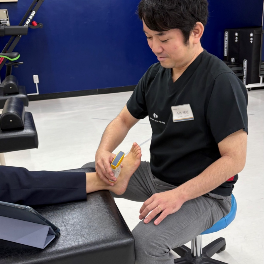 今西先生が足部をエコーで観察している様子